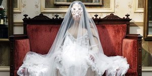 Μαρίνα Αμπράμοβιτς με πέπλο 