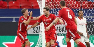 Παίκτες της Μπάγερν πανηγυρίζουν γκολ επί της Σεβίλλης