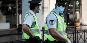 Αστυνομικοί με μάσκες 