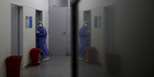 Γιατρός με μάσκα σε νοσοκομείο στην Αργεντινή