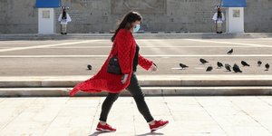 Γυναίκα με μάσκα μπροστά από το μνημείο του Αγνωστου Στρατιώτη