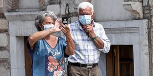 Ζευγάρι με μάσκες στο κέντρο της Αθήνας 