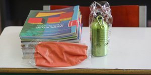 Μάσκες και παγούρια σε θρανίο σχολείου