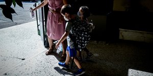 Μαθητές με μάσκες πηγαίνουν στο σχολείο