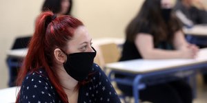 Μαθήτρια με μάσκα για τον κορωνοϊό