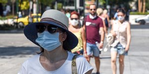 με καπελο γυαλια και μασκα