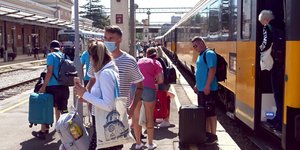 με μασκες κιτρινο τρενο