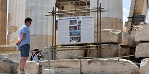 ταμπελα στην ακρόπολη 