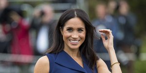 Η Μέγκαν Μαρκλ με μπλε φόρεμα