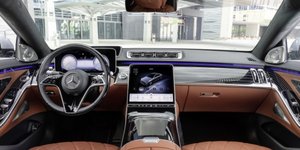 H Mercedes αποκαλύπτει τη νέα S-Class -Απίστευτη χλιδή και ατελείωτα «καλούδια» [βίντεο]