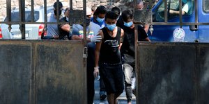 Προσαγωγή των συλληφθέντων για τη φωτιά στο ΚΥΤ Μόριας στον Εισαγγελέα Μυτιλήνης