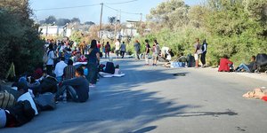 Μετανάστες στο δρόμο έξω από το κατεστραμμένο ΚΥΤ στη Μόρια 