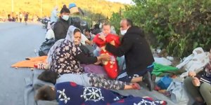 Πρόσφυγες και μετανάστες στο δρόμο μετά τη φωτιά στη Μόρια 