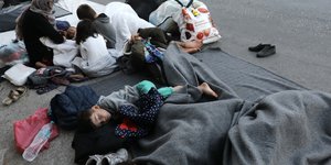Μετανάστες κοιμούνται στους δρόμους της Μόριας