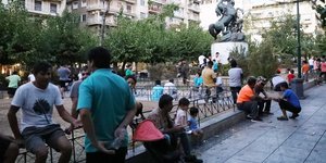 Μετανάστες στην πλατεία Βικτωρίας