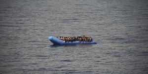 Μετανάστες σε βάρκα