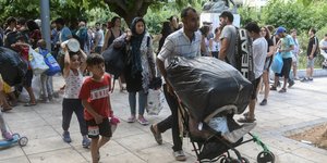 πρόσφυγας με καρότσι παιδια 