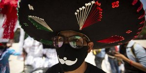 Μεξικανός με μάσκα και σομπρέρο