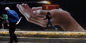 Παιδιά τρέχουν μπροστά από γκράφιτι στο Μεξικό