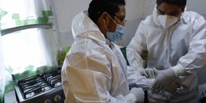 Μεξικό: Γιατρός και νοσηλευτής φορουν προστατευτικές στολές