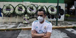 Μεξικανός με μάσκα σε μνημόσυνο