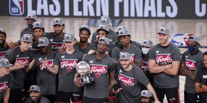 Οι παίκτες των Μαϊάμι Χιτ με το τρόπαιο του πρωταθλητή ανατολής