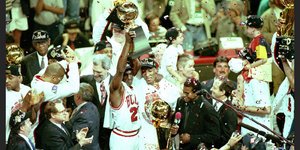 Ο Μάικλ Τζόρνταν σηκώνει το πρωτάθλημα του ΝΒΑ