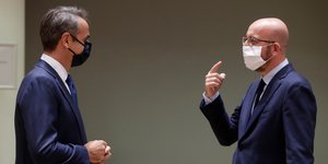 Μισέλ και Μητσοτάκης συζητούν φορώντας μάσκες