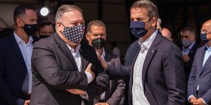 Ο Μάικ Πομπέο με τον Κυριάκο Μητσοτάκη με μάσκες