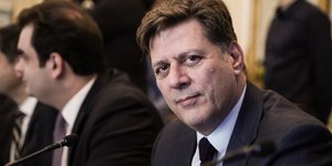 Μιλτιάδης Βαρβιτσιώτης κοιτάζει πλάγια