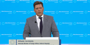Βαρβιτσιώτης στο Athens Democracy Forum: Η Δημοκρατία δεν μπορεί να επιβιώσει χωρίς ασφάλεια και σταθερότητα