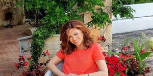 Η Μιμή Ντενίση με τζιν και κόκκινο t-shirt εύχεται στην αδερφή της