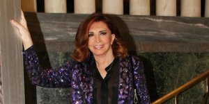 Η Μιμή Ντενίση στο θέατρο με μαύρο παντελόνι