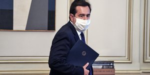 νοτης μηταράκης με μασκα και φακελο