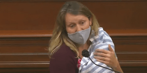 Μητέρα, εκπρόσωπος του κοινοβουλίου στην Καλιφόρνια εκφωνεί τον λόγο της με την κόρη της στην αγκαλιά