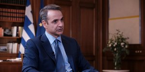 Ο Κυριάκος Μητσοτάκης μιλά στον εκτελεστικό διευθυντή του Economist