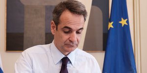 Ο Κυριάκος Μητσοτάκης στο γραφείο του στο Μαξίμου