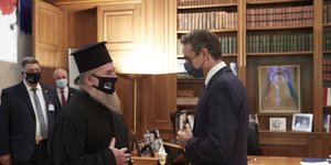 Συνάντηση Μητσοτάκη με τον Μητροπολίτη Ίμβρου και Τενέδου