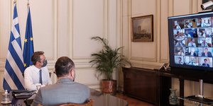 Ο Κυριάκος Μητσοτάκης συνομιλεί με τους υπουργούς