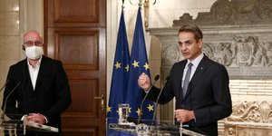 O Κυριάκος Μητσοτάκης κάνει δηλώσεις υπό το βλέμμα του Σαρλ Μισέλ