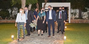 Στο σπίτι του Πρωθυπουργού ο Μάικ Πομπέο με τη σύζυγό του 