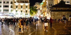Κόσμος στο Μοναστηράκι