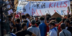 Μετανάστες στη Μόρια διαμαρτύρονται 