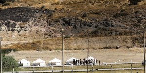 Τοποθετήθηκαν οι πρώτες σκηνές στον πρόχειρο καταυλισμό στο Καρά Τεπέ