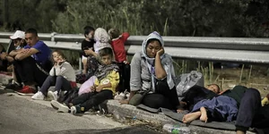 Στους δρόμους κοιμούνται πλέον οι μετανάστες στη Μόρια 