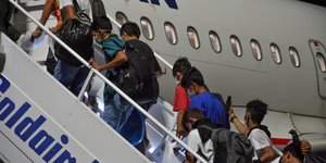 Προσφυγόπουλα από τη Μόρια αναχωρούν από τη Λέσβο