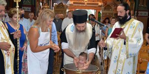 Βαφτίστηκε το αγοράκι που διαγνώστηκε θετικό στον κορωνοϊό στη Φθιώτιδα