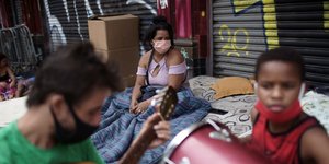 Αστεγη γυναίκα και μουσικοί σε δρόμο στην Βραζιλία