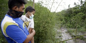 μπαμπας παιδι κοιτουν ποταμι 