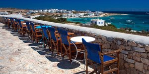 μπλε καρεκλες πεζούλι
